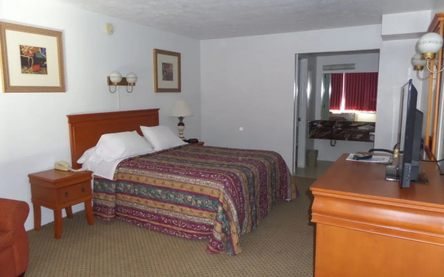 photo 5 of Colonial Inn