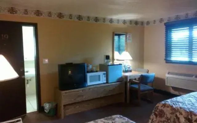photo 3 of Colonial Inn Mercer - Grove City