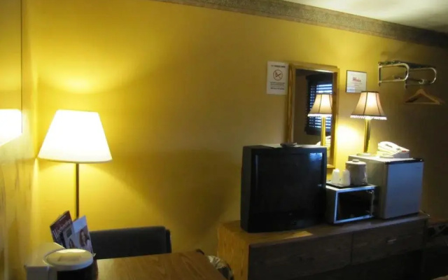 photo 2 of Colonial Inn Motel
