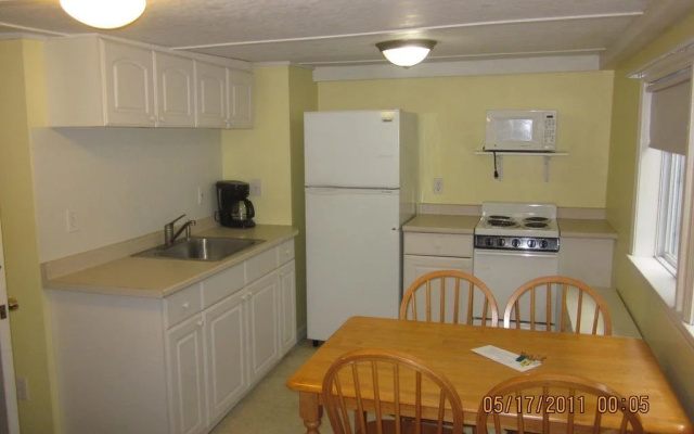 photo 2 of Colonial Motel Suites