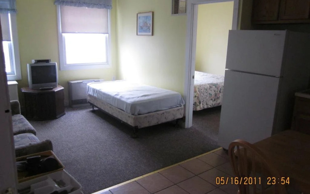 photo 3 of Colonial Motel Suites