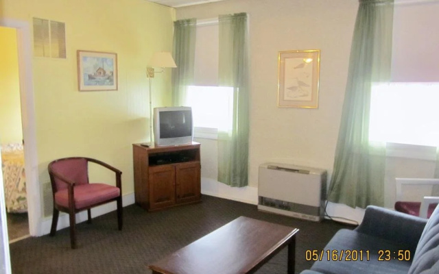 photo 4 of Colonial Motel Suites