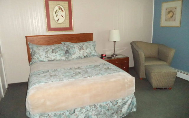 photo 3 of Colonial Valley Motel