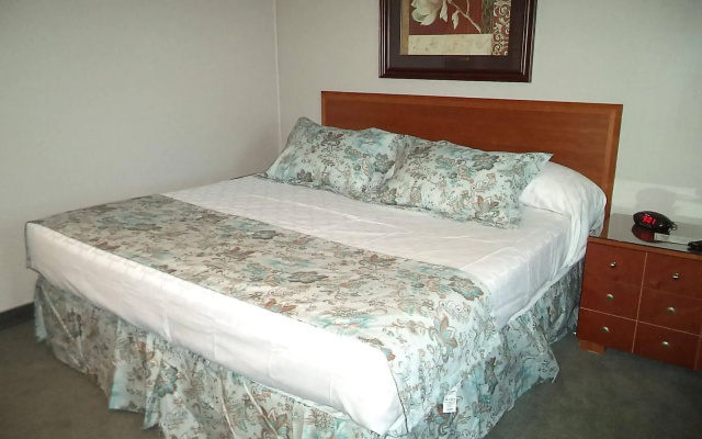 photo 4 of Colonial Valley Motel