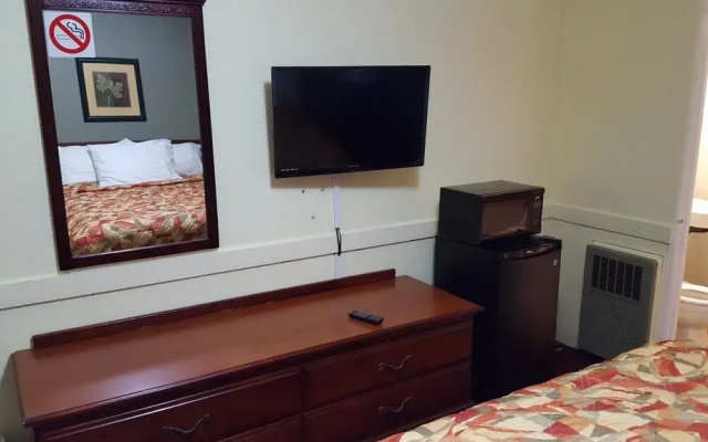 photo 3 of Colonial West Motel