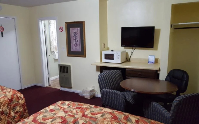 photo 4 of Colonial West Motel
