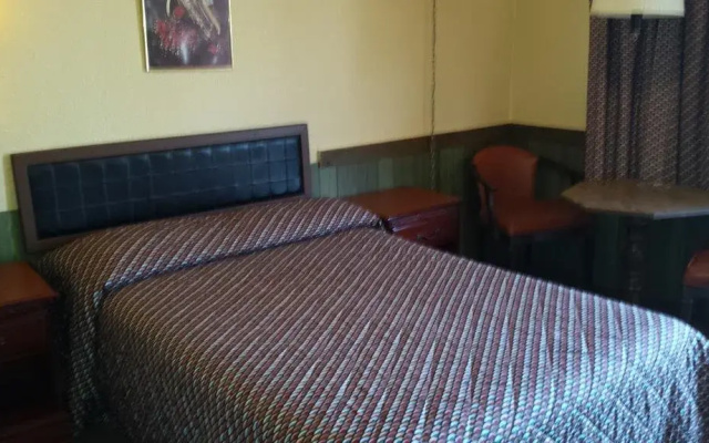 photo 5 of Colonial West Motel