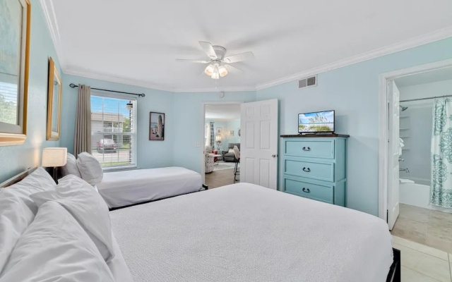 photo 3 of Updated, Ground Floor Unit w/ Pool & Gym, Sleeps 6