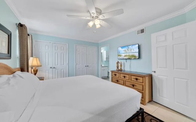 photo 5 of Updated, Ground Floor Unit w/ Pool & Gym, Sleeps 6
