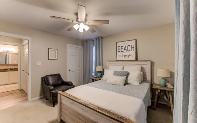 photo 4 of Full Condo w/ Pool & Gym, Sleeps 4