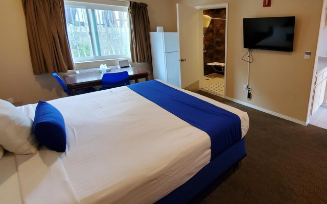 photo 3 of Colony Inn