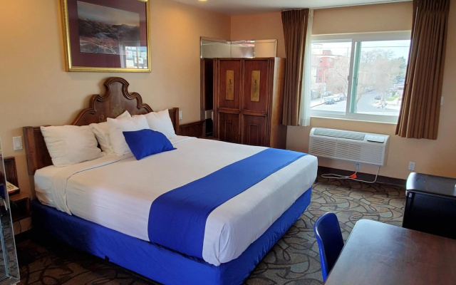 photo 4 of Colony Inn