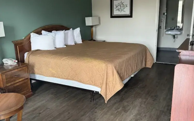 photo 2 of Colony Inn