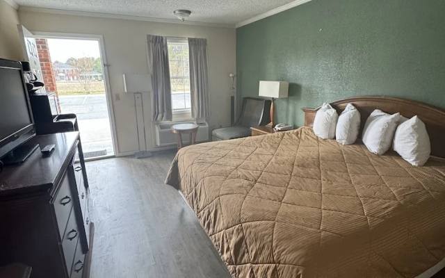 photo 3 of Colony Inn