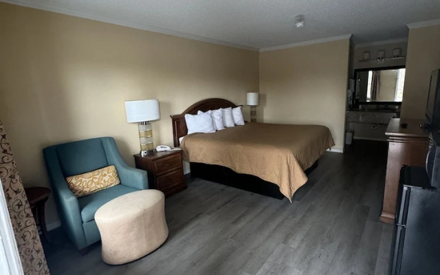 photo 4 of Colony Inn