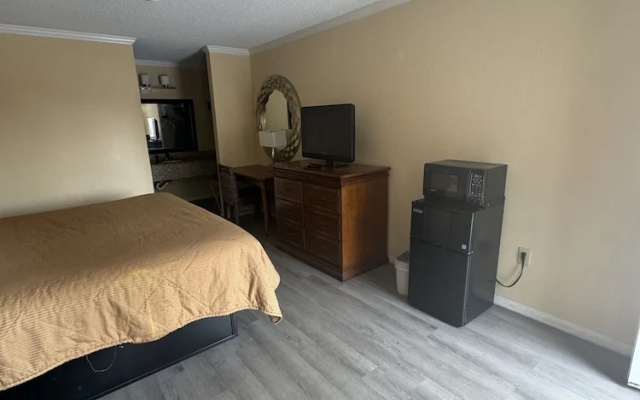 photo 5 of Colony Inn