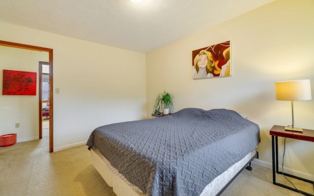 photo 3 of Colorful East Stroudsburg Townhome - Pets Welcome!