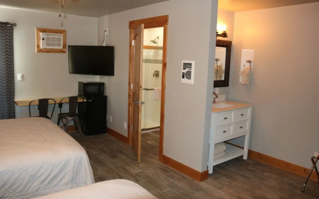photo 2 of Columbine Inn