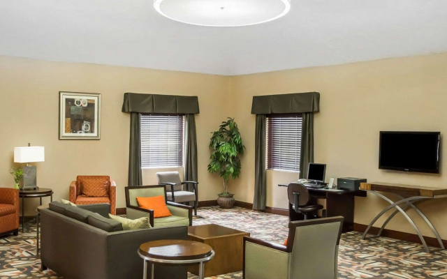 photo 3 of Comfort Inn & Suites Cincinnati Eastgate