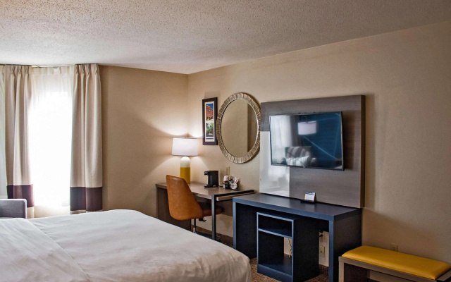 photo 4 of Comfort Inn & Suites Geneva - West Chicago