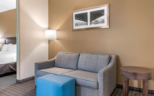 photo 4 of Comfort Inn & Suites Cincinnati Uptown Clifton
