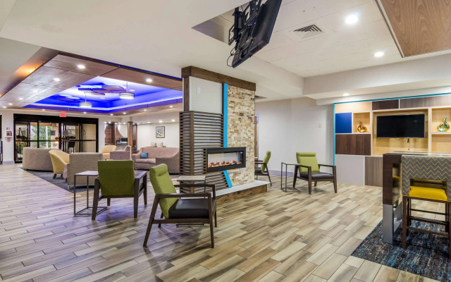 photo 2 of Comfort Inn & Suites Pittsburgh Fox Chapel
