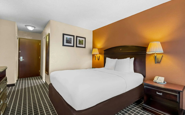 photo 4 of Comfort Inn & Suites Somerset - New Brunswick