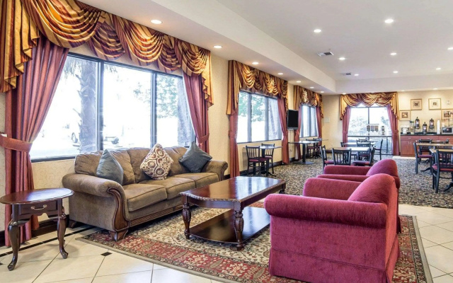 photo 2 of Comfort Inn & Suites Las Vegas - Nellis