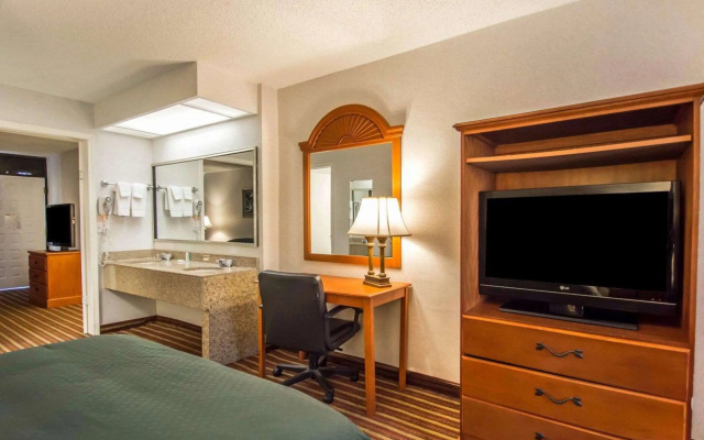 photo 3 of Quality Inn & Suites at Tropicana Field