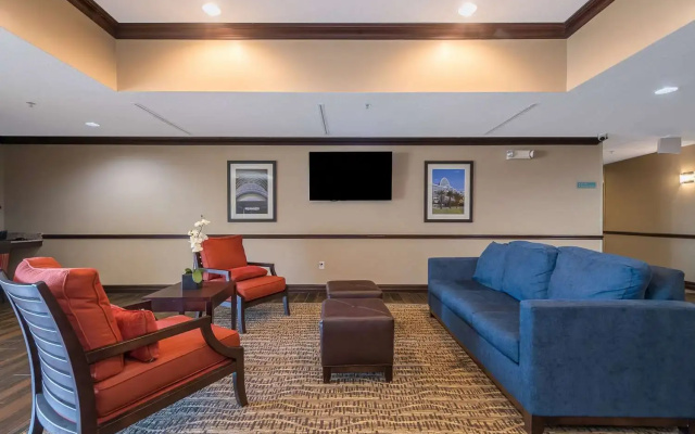 photo 2 of Comfort Inn and Suites Maingate South Davenport