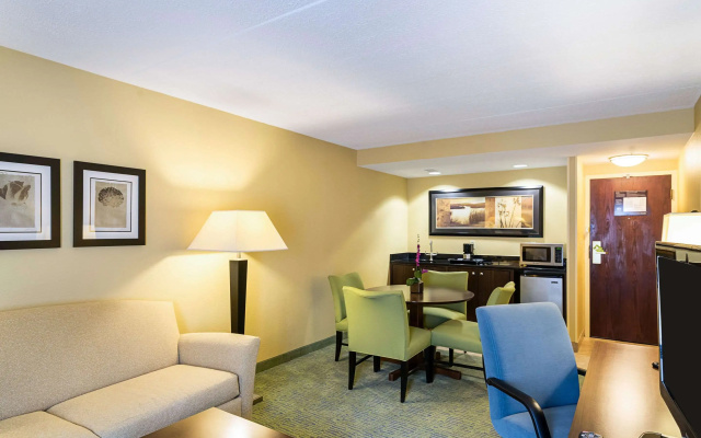 photo 3 of Comfort Inn & Suites Newark - Wilmington