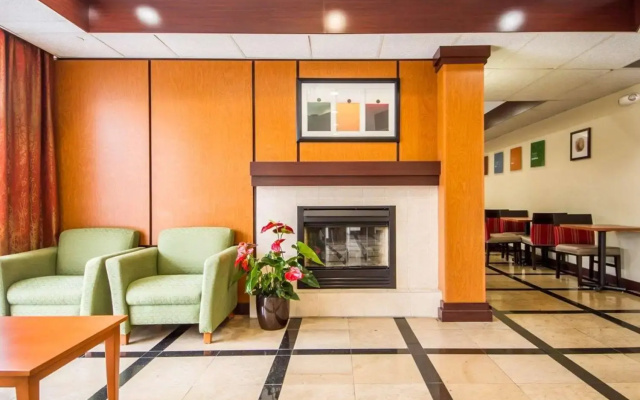 photo 2 of Comfort Inn & Suites Oakland