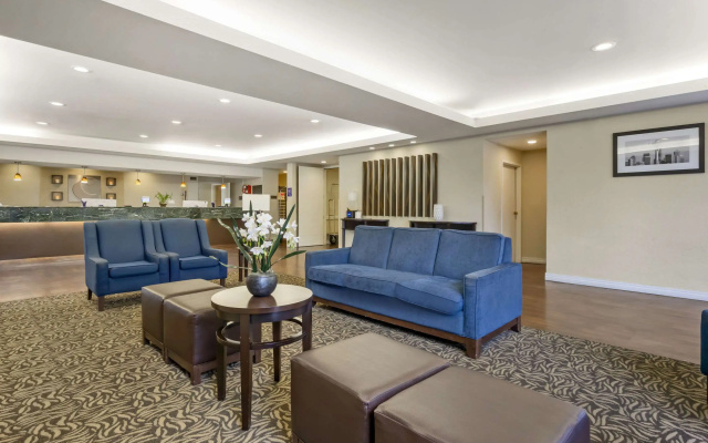 photo 2 of Comfort Inn & Suites Sea-Tac Airport
