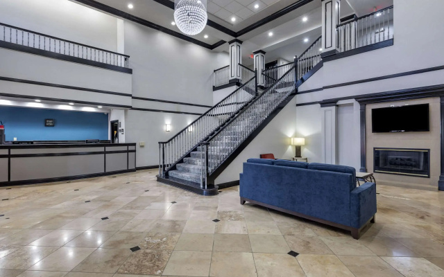 photo 2 of Quality Inn & Suites I-35 E / Walnut Hill