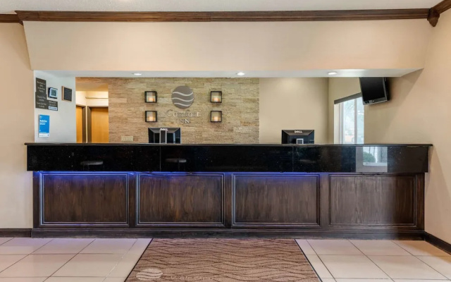photo 2 of Comfort Inn Warren