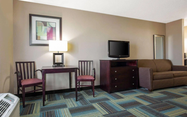 photo 4 of Quality Inn and Suites Arnold - St Louis