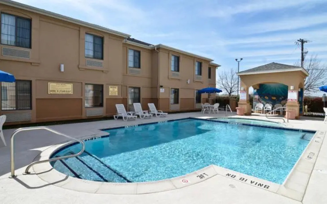 photo 5 of Quality Inn & Suites DFW Airport South