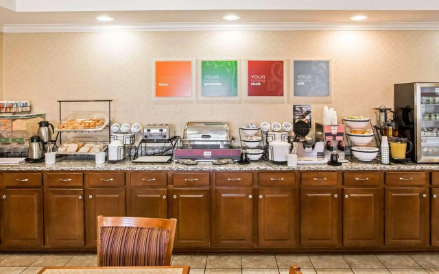 photo 2 of Comfort Inn Hebron-Lowell Area