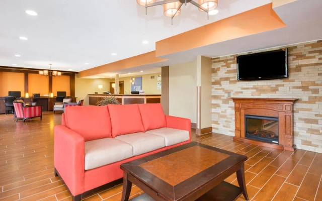 photo 2 of Comfort Inn Lancaster - Rockvale Outlets