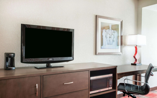 photo 2 of La Quinta Inn & Suites by Wyndham DC Metro Capital Beltway