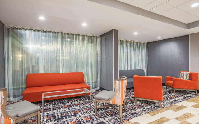 photo 3 of La Quinta Inn & Suites by Wyndham DC Metro Capital Beltway