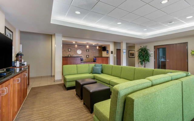 photo 3 of Comfort Inn & Suites Marion I-57