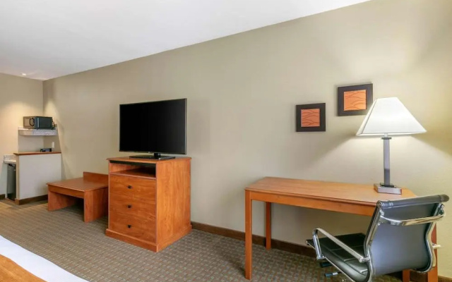 photo 3 of Comfort Inn & Suites Marion I-57