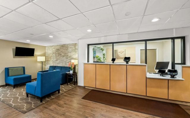photo 2 of Comfort Inn & Suites Durham near Duke University