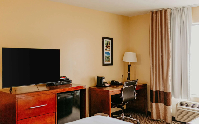 photo 2 of Comfort Inn Pomona near Fairplex