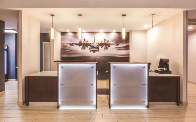 photo 3 of La Quinta Inn & Suites by Wyndham Philadelphia Airport