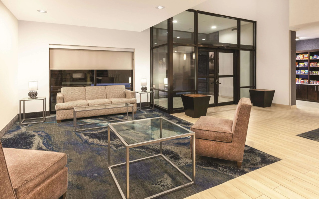 photo 5 of La Quinta Inn & Suites by Wyndham Philadelphia Airport
