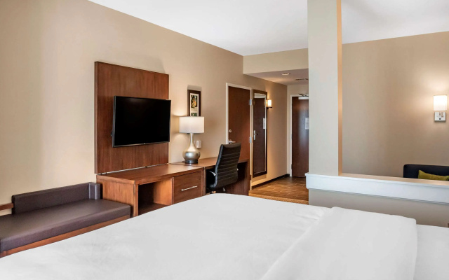 photo 4 of Comfort Inn & Suites Clarkston Pine Knob Area