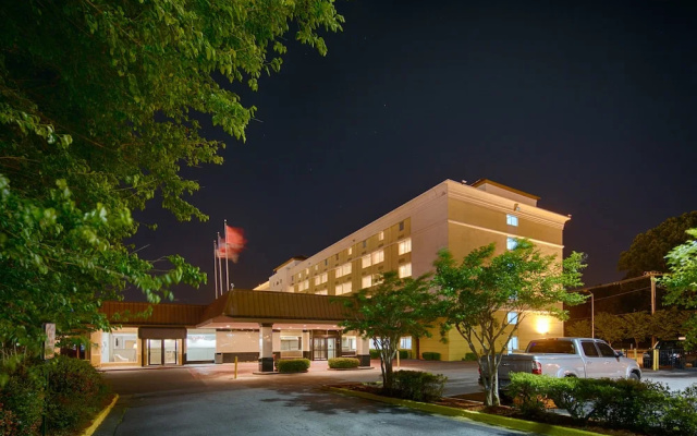 photo 2 of Comfort Inn and Suites Airport North