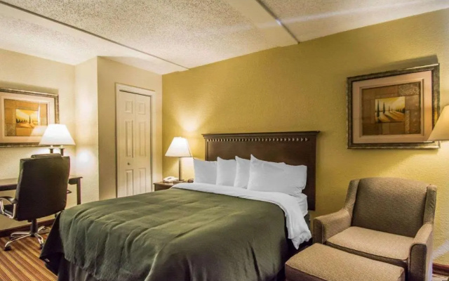 photo 2 of Quality Inn & Suites At Tropicana Field